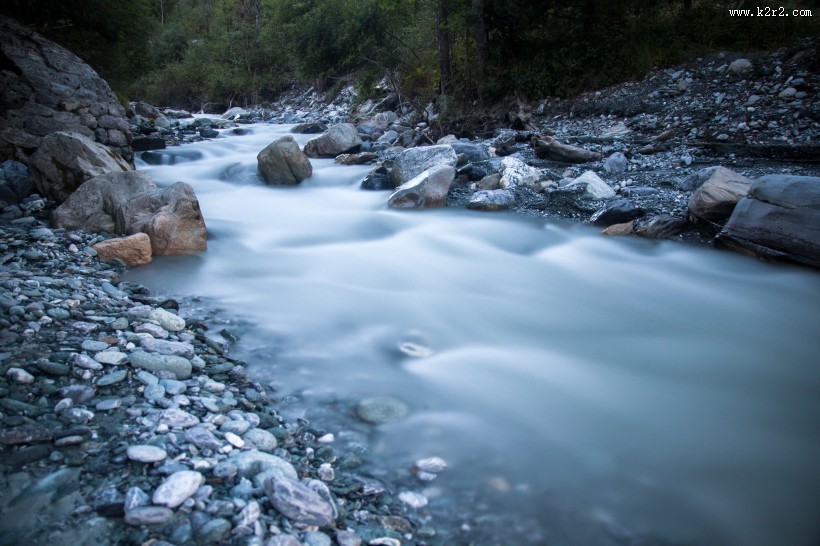 流淌的河流图片