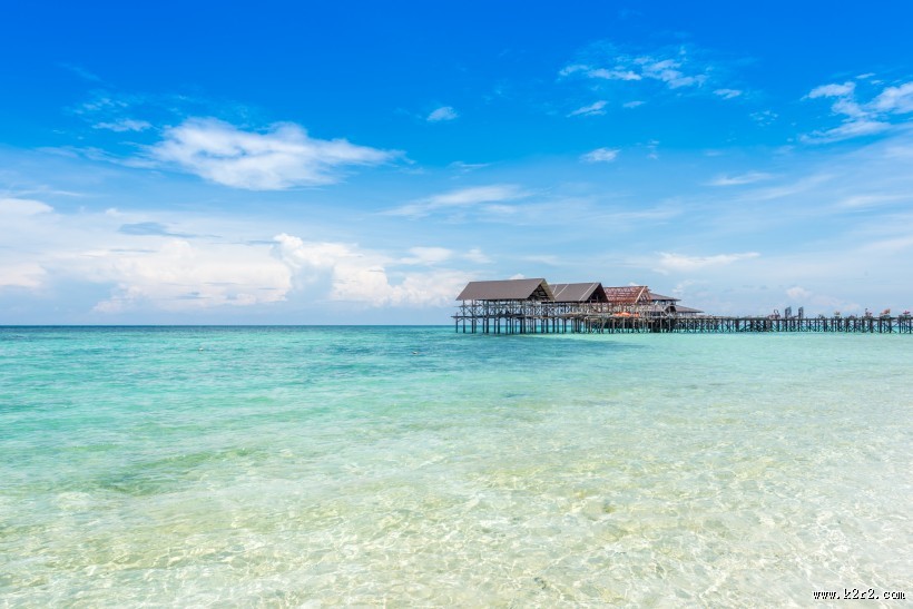 碧绿清澈的大海图片