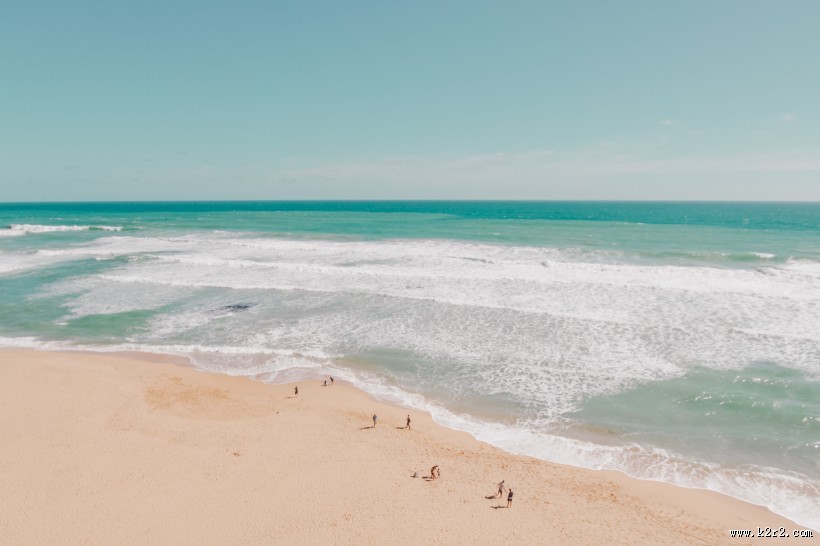 碧绿清澈的大海图片