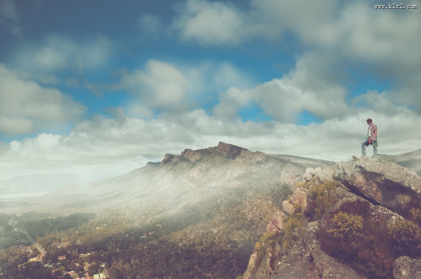 云雾缭绕的山峰图片