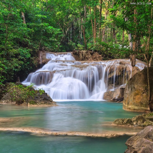 山林瀑布风景图片
