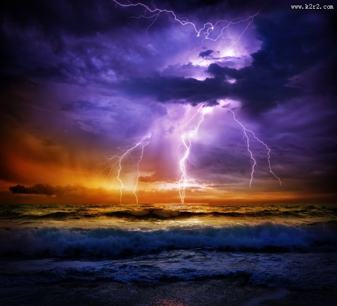 云层下的闪电风景图片