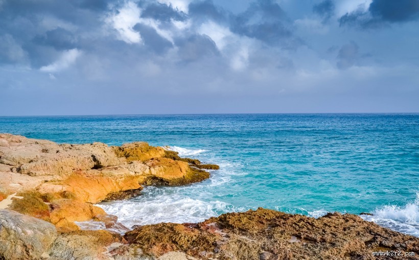 大海边的岩石风景图片