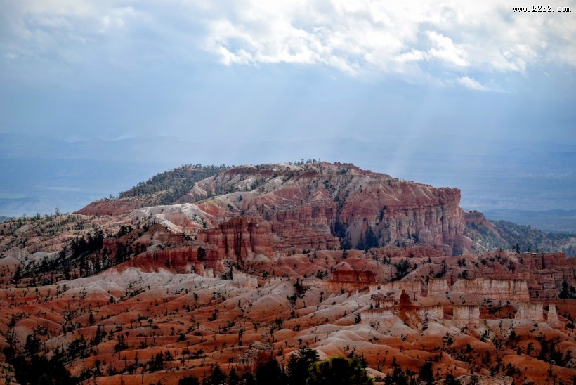 岩石鲜艳的布赖斯峡谷图片