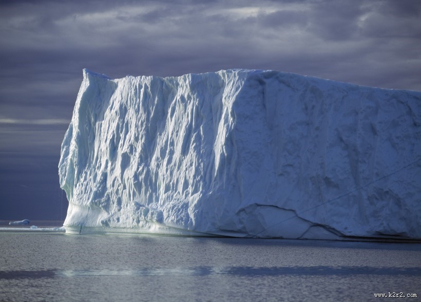 大海中的冰山图片