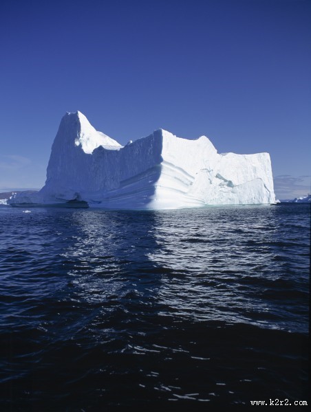 大海中的冰山图片