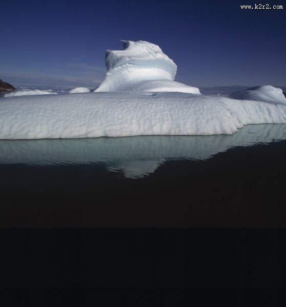 大海中的冰山图片