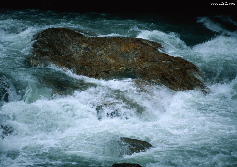 湍急的流水图片