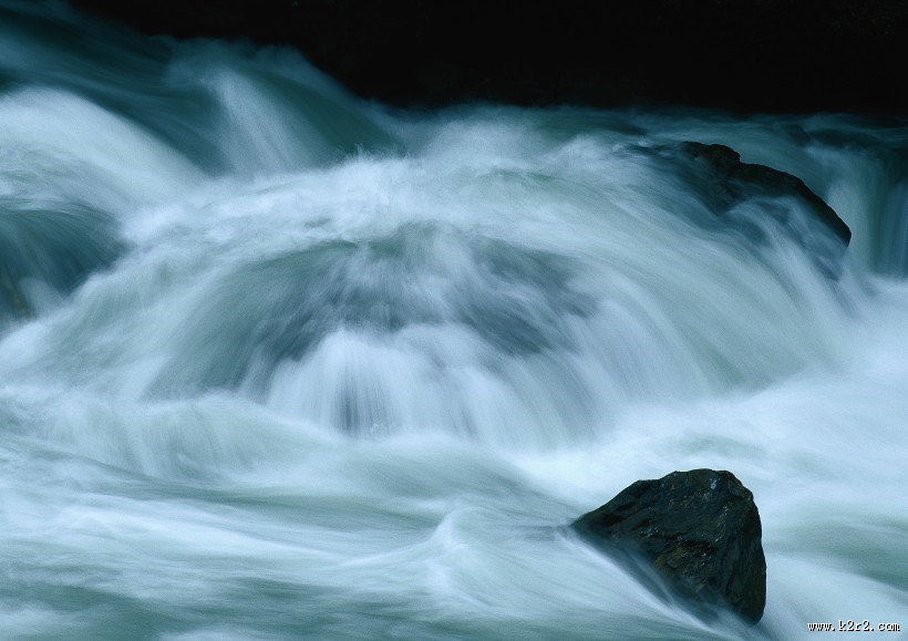 湍急的流水图片