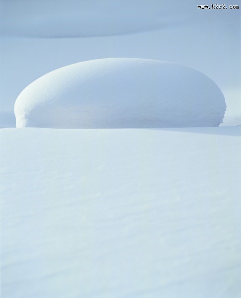 皑皑的雪地图片