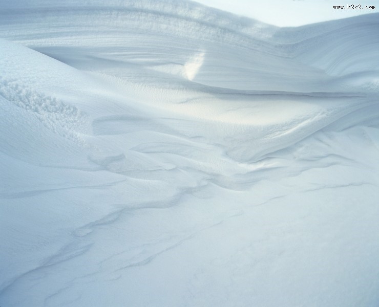 皑皑的雪地图片