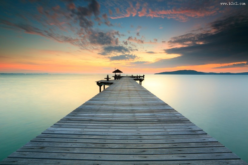 傍晚海边木制码头风景图片