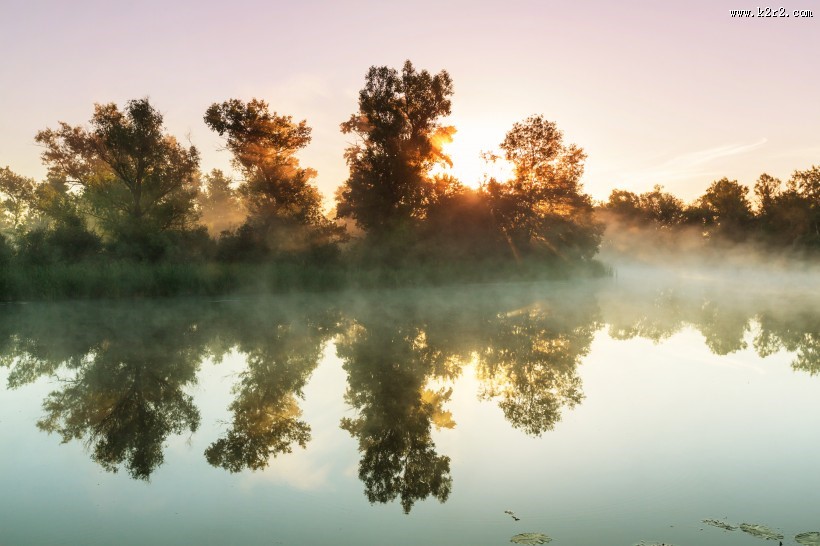 早晨湖泊景色图片