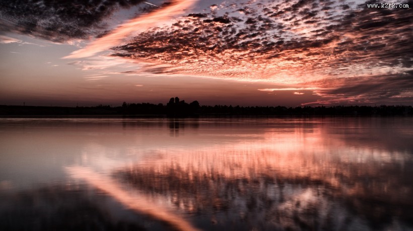 湖面火烧云风景图片