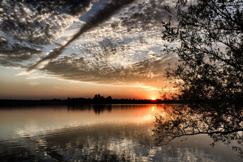 湖面火烧云风景图片