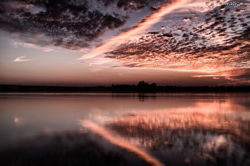 湖面火烧云风景图片