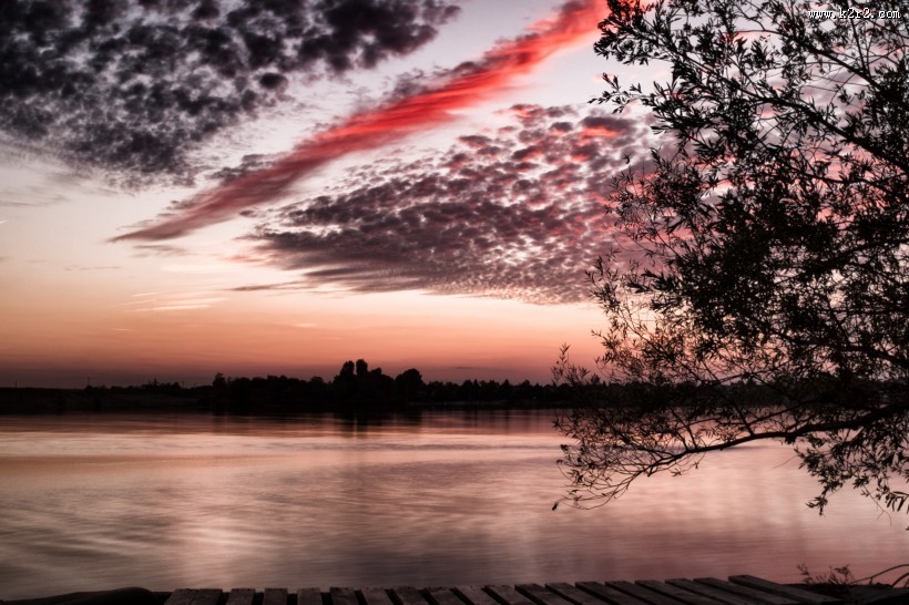 湖面火烧云风景图片
