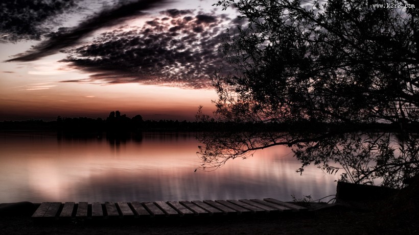 湖面火烧云风景图片