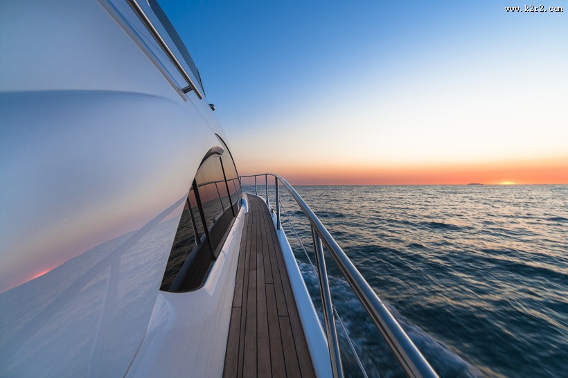 大海帆船航行图片