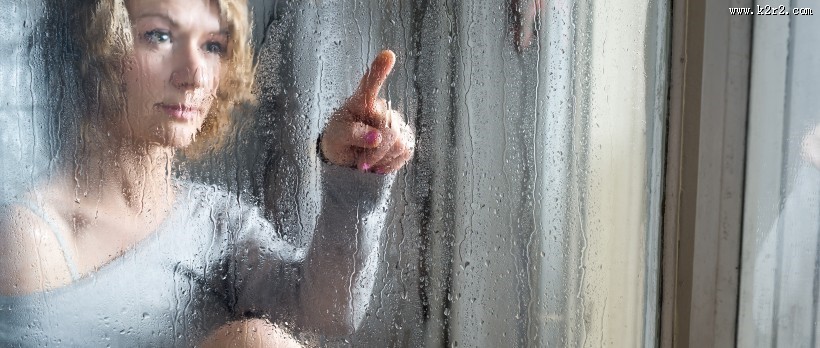 雨天窗外模糊景色图片