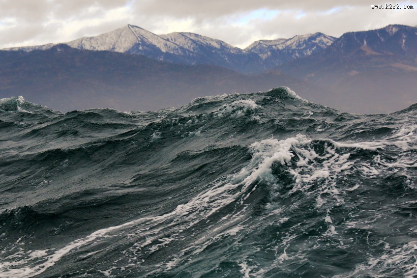 波涛汹涌的大海景色图片