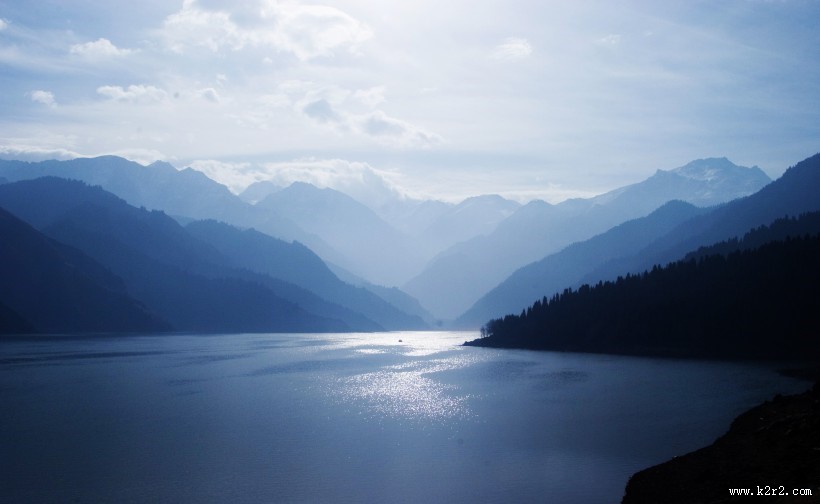 山水湖泊景色图片