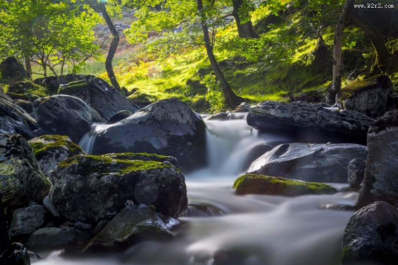 淙淙流水风景图片