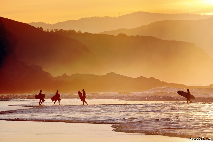 海滩黄昏行走图片
