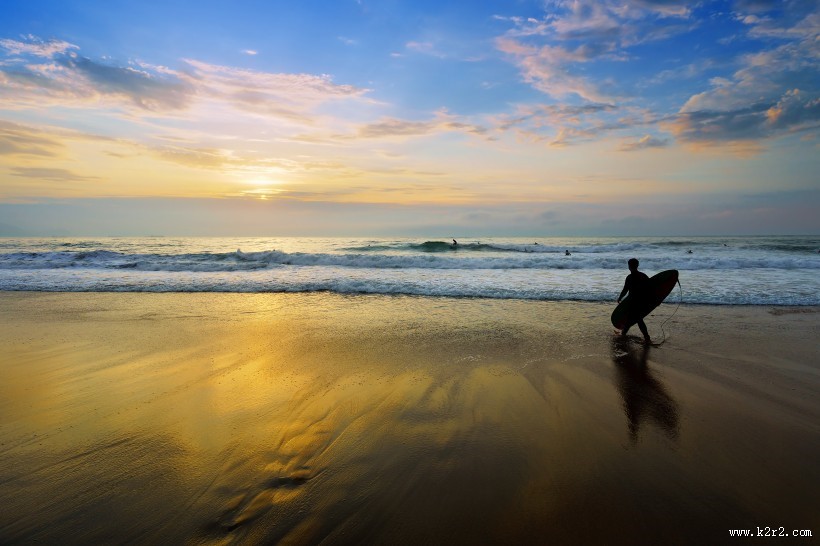 海滩黄昏行走图片