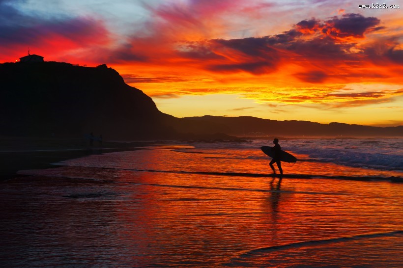 海滩黄昏行走图片