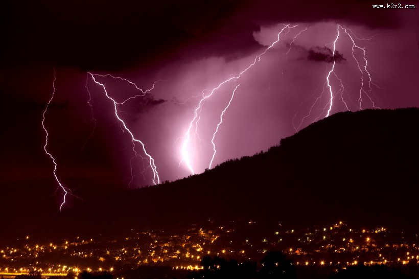 电闪雷鸣的夜空景象图片