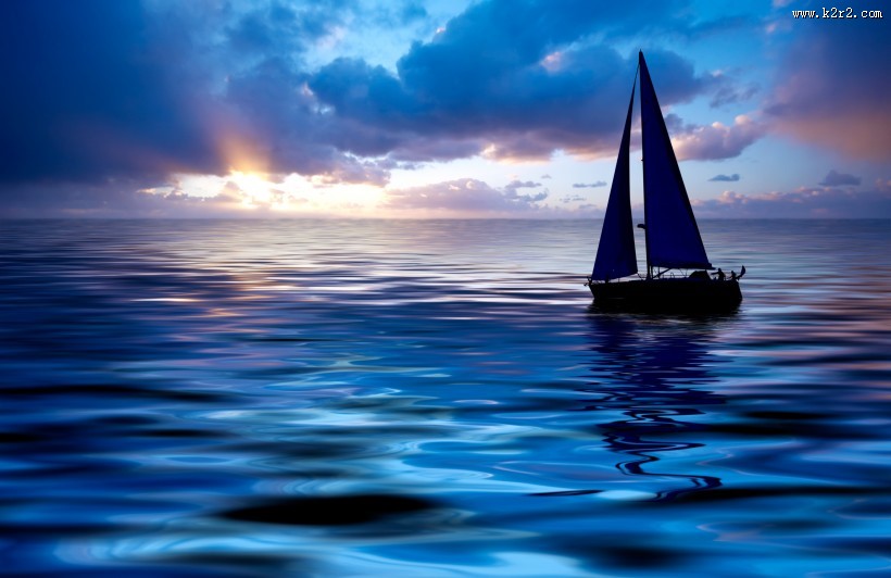 傍晚大海帆船航行图片