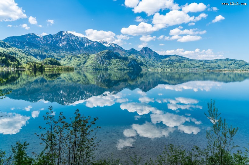 山顶湖泊景色图片