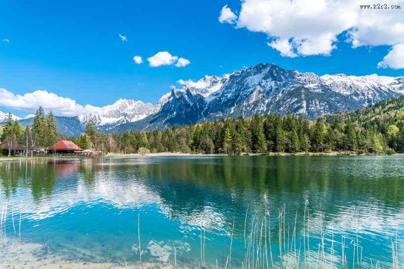 山顶湖泊景色图片