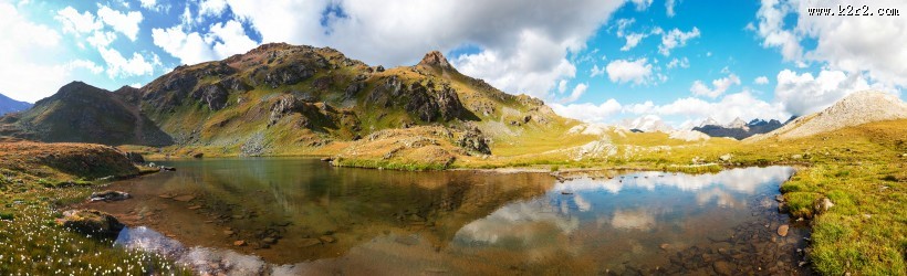山顶湖泊景色图片