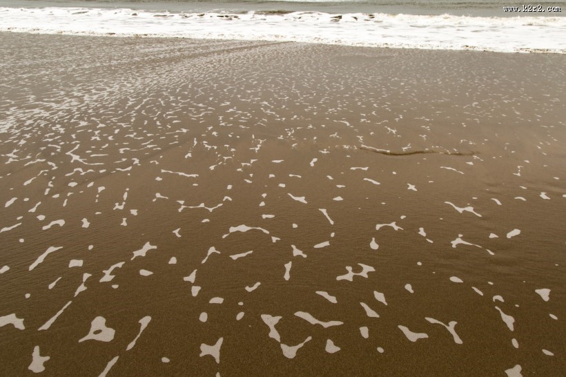 沙滩上的波浪水流痕迹图片