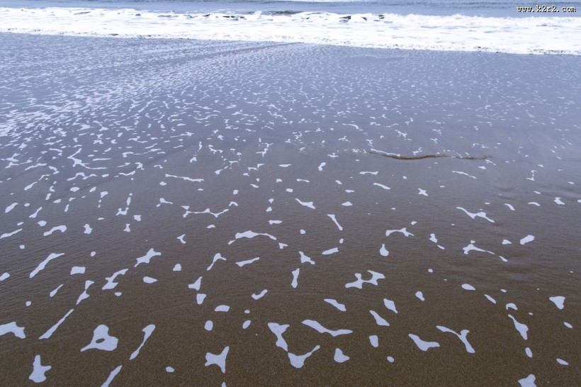 沙滩上的波浪水流痕迹图片