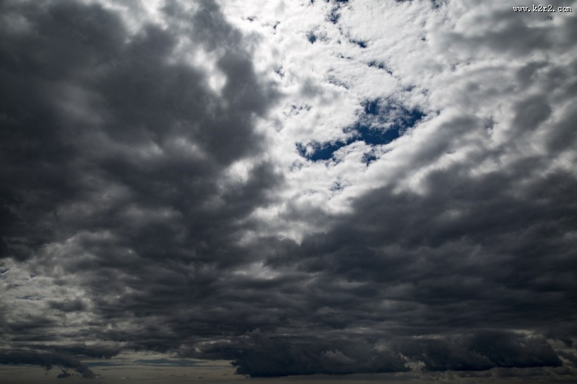 暴风雨前的乌云图片