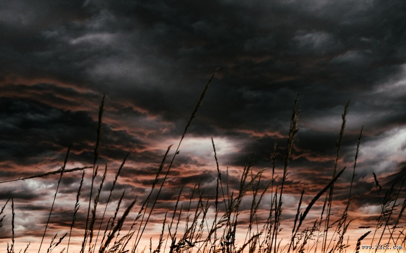 风暴之前的天空图片