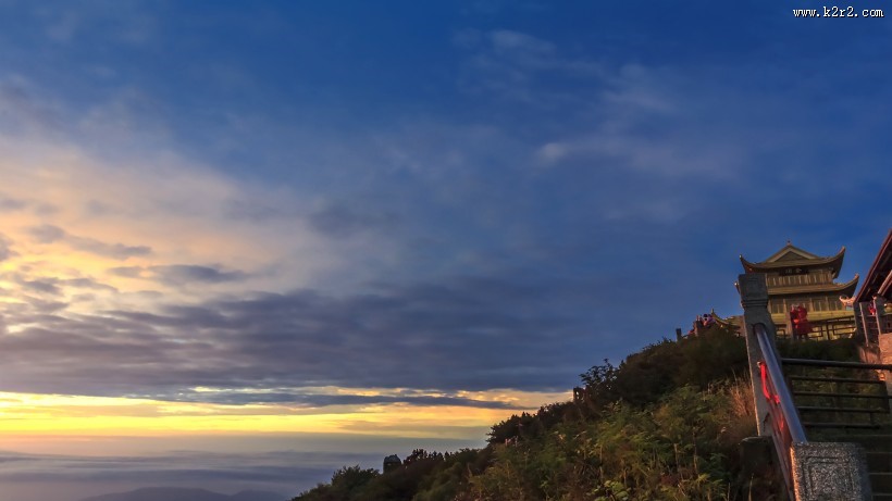 山顶的云海图片
