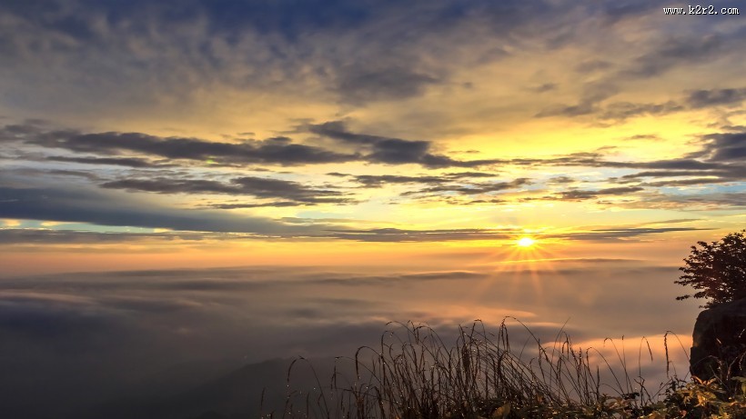山顶的云海图片