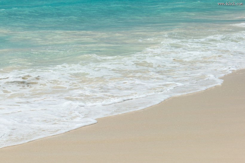白色沙滩上的海浪图片