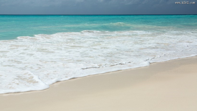 白色沙滩上的海浪图片