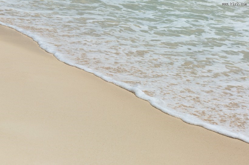 白色沙滩上的海浪图片