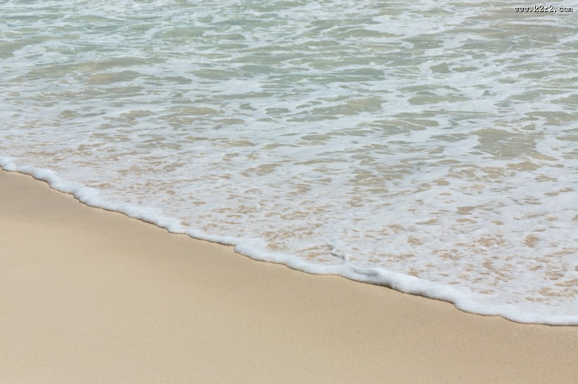 白色沙滩上的海浪图片
