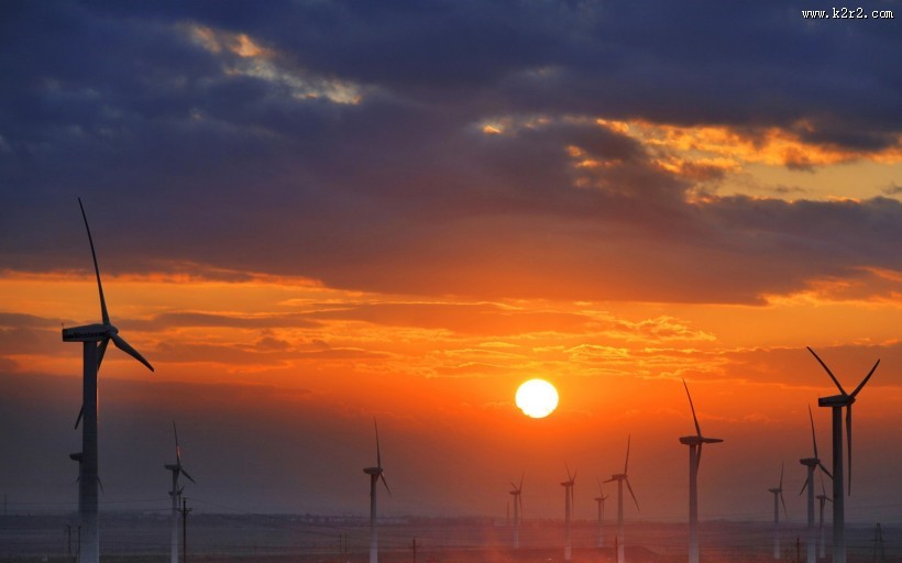 夕阳下的风车图片