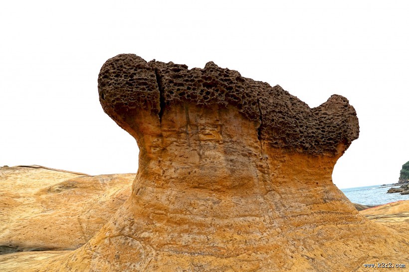 海滩上的怪石图片