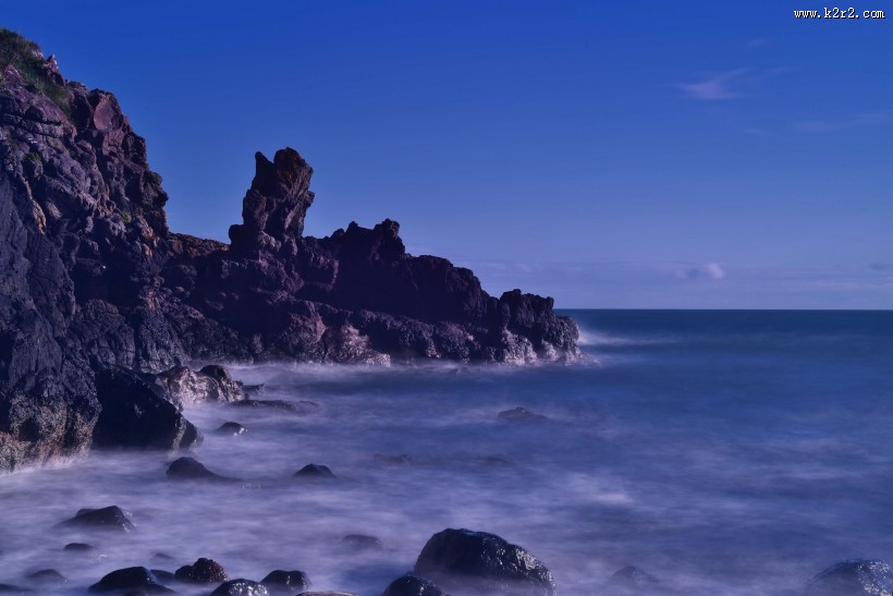 大海里的礁石图片