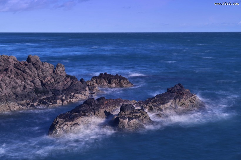 大海里的礁石图片