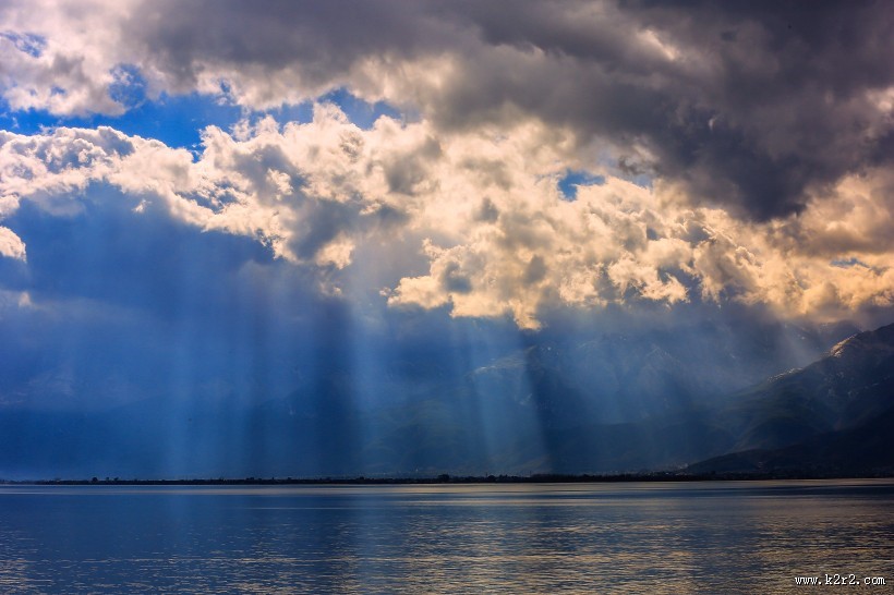 云南大理双廊洱海神光图片